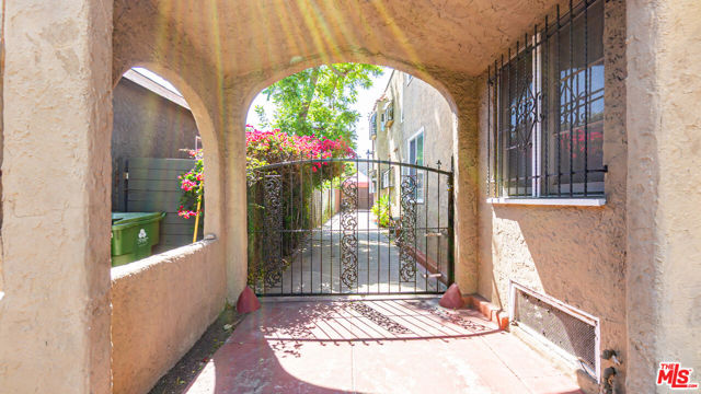 1277 S Orange Drive, Los Angeles CA: https://media.crmls.org/mediaz/879a1fda-05da-425b-893d-2886cc00f078.jpg