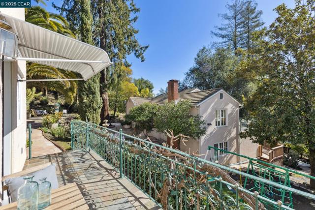 40 Las Palomas, Orinda CA: https://media.crmls.org/mediaz/879b02e8-dbd7-433d-9bfd-5dd6ab2b1c9f.jpg