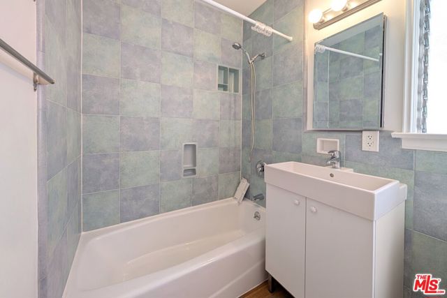 1030 5th Street, Santa Monica CA: https://media.crmls.org/mediaz/879b41c0-3287-4fb7-ab77-0e2cb8ed1cd0.jpg