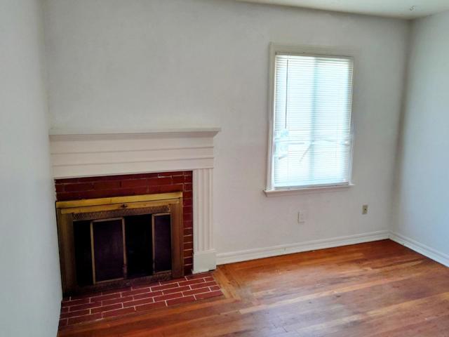 230 Paloma Avenue, Salinas CA: https://media.crmls.org/mediaz/879b67fc-123a-4216-a57f-1ce3d4cee540.jpg