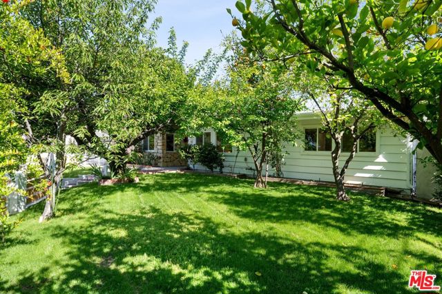 23020 Lita Place, Woodland Hills CA: https://media.crmls.org/mediaz/879ba712-68bb-4941-805f-e727f0404614.jpg