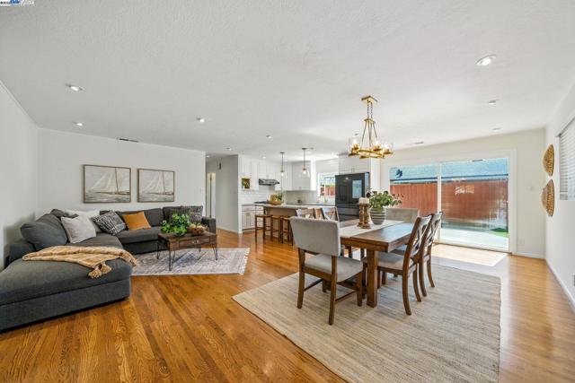 420 Camden Rd, Alameda CA: https://media.crmls.org/mediaz/879bddff-5e9a-4bce-b54e-f8b96a428558.jpg