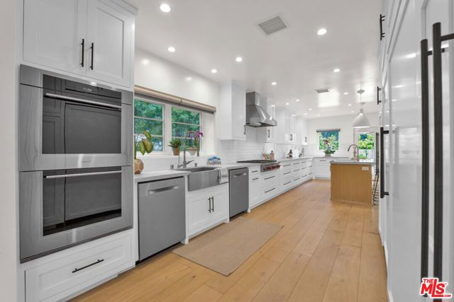 602 S Lucerne Boulevard, Los Angeles CA: https://media.crmls.org/mediaz/879c263f-f73c-40c8-8fe7-0521b55446bf.jpg