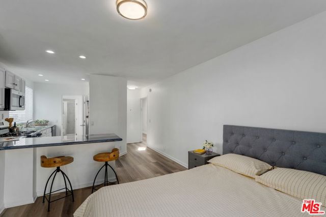 3806 Ocean Front Walk, Marina del Rey CA: https://media.crmls.org/mediaz/879f5d5d-3bf1-43f6-a398-afe6779f38b6.jpg