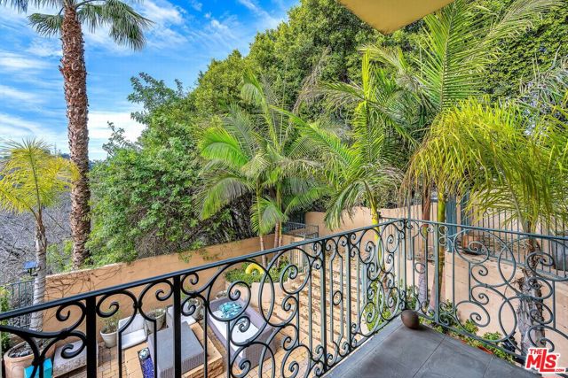 3110 Benedict Canyon Drive, Beverly Hills CA: https://media.crmls.org/mediaz/879fba66-6fa7-467c-bc73-9e981320a7e1.jpg