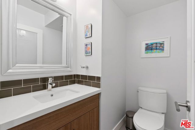 8107 Yorktown Avenue, Los Angeles CA: https://media.crmls.org/mediaz/879fda95-c5c7-4844-9638-c6df9544d5e0.jpg
