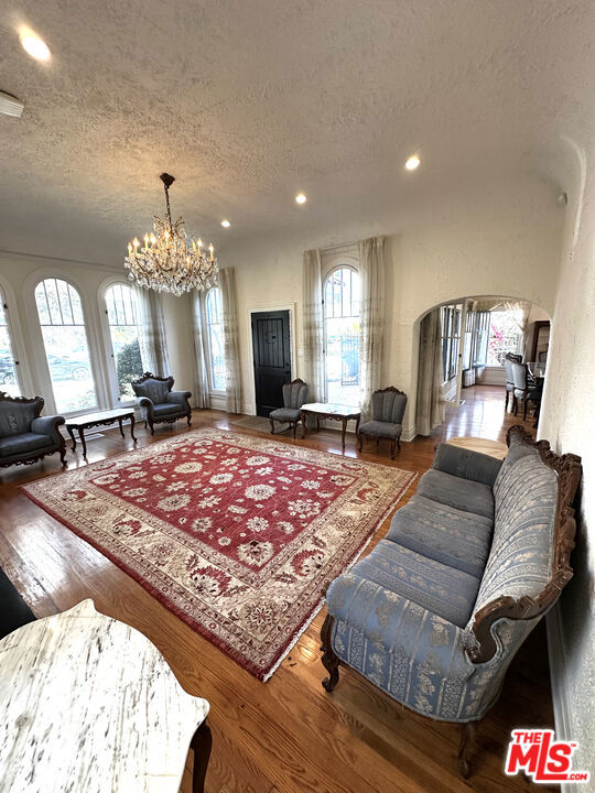 10736 Ashton Avenue, Los Angeles CA: https://media.crmls.org/mediaz/87a10982-1e0e-4a8d-9fb2-23e8273a335f.jpg