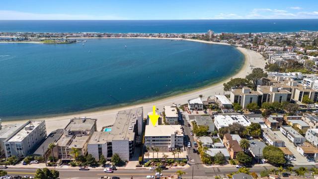 3920 Riviera Dr, Pacific Beach (San Diego) CA: https://media.crmls.org/mediaz/87a1162e-2c5a-4f60-a4f2-f71594a4e43c.jpg