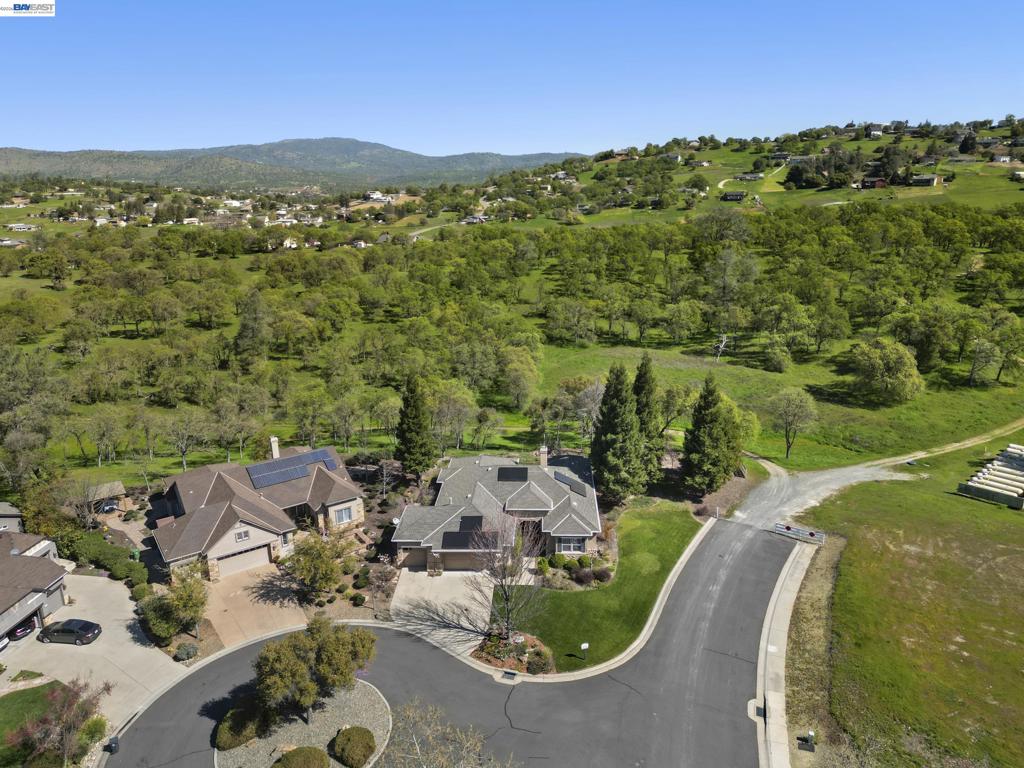 https://media.crmls.org/mediaz/87a2bd01-53f3-483c-b719-2aa180894332.jpg?preset=X-Large