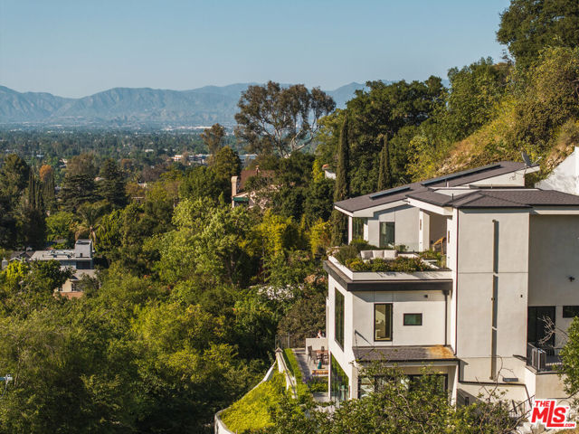 3920 Knobhill Drive, Sherman Oaks CA: https://media.crmls.org/mediaz/87a2f9c9-9eb4-4182-8abe-772066657760.jpg