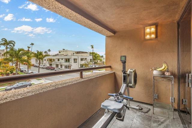 230 W Laurel Street, San Diego CA: https://media.crmls.org/mediaz/87a4ffbb-7872-4190-a495-49e2ec199e3f.jpg