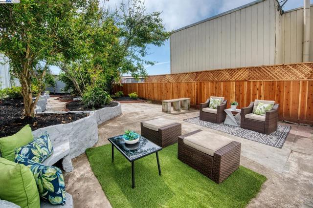 282 Bright St, San Francisco CA: https://media.crmls.org/mediaz/87a5b9f2-ec31-4f3d-87fe-ac80a6218baf.jpg