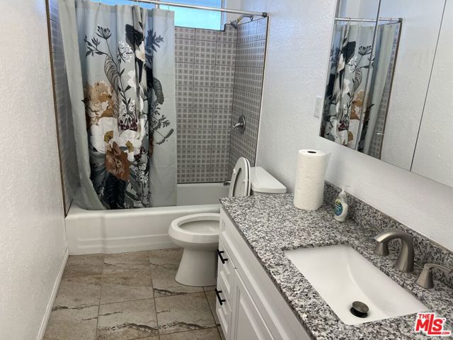 4144 W 129th Street, Hawthorne CA: https://media.crmls.org/mediaz/87a61e91-5bd2-4643-b9e2-269ab622f705.jpg