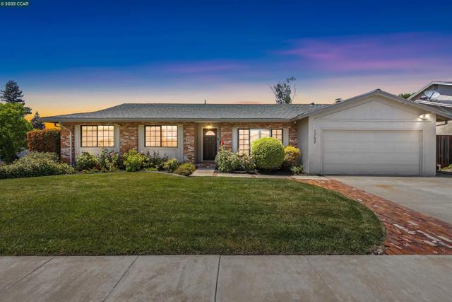 1752 Berrywood Ct, Concord CA: https://media.crmls.org/mediaz/87a73ca7-d3ee-41ad-a53e-c9331075288a.jpg