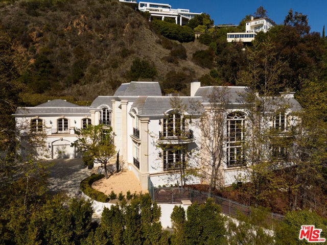 10509 Vestone Way, Los Angeles CA: https://media.crmls.org/mediaz/87a7e300-0235-4de7-9976-dd9289369822.jpg