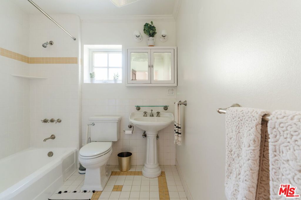 https://media.crmls.org/mediaz/87a8313a-fb45-42be-bf6c-d0201aae4d45.jpg?preset=X-Large
