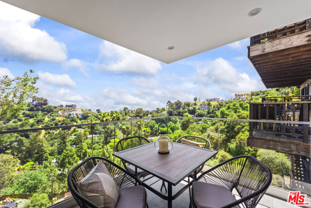 8960 Crescent Drive, Los Angeles CA: https://media.crmls.org/mediaz/87a85567-48ce-4c33-aa03-49cc9a8b7b53.jpg