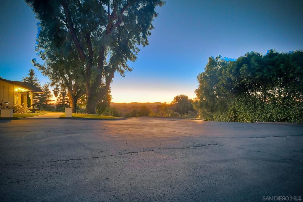 https://media.crmls.org/mediaz/87a8cb57-4e77-4549-9e97-0ec691c46e68.jpg?preset=X-Large