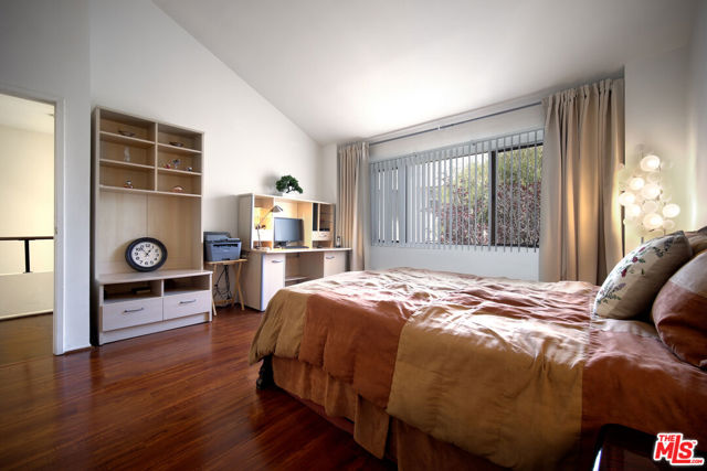 11911 Magnolia Boulevard, Valley Village CA: https://media.crmls.org/mediaz/87aa33d9-b7cd-4a3e-90d0-2199f83cb9e0.jpg