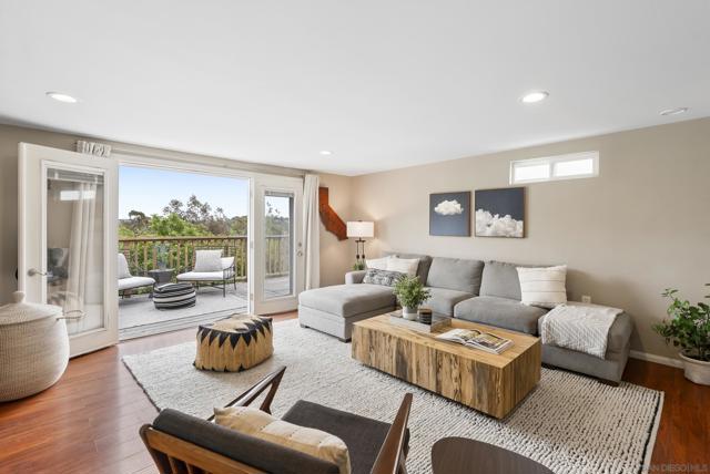 310 Bluff Wy, Oceanside CA: https://media.crmls.org/mediaz/87aaa0d4-fa93-4f80-a1d3-050cbf38313b.jpg