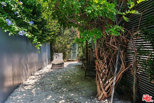 1166 LAS PULGAS Place, Pacific Palisades CA: https://media.crmls.org/mediaz/87ac4a21-ad61-45a7-8776-1dbaaca19b23.jpg
