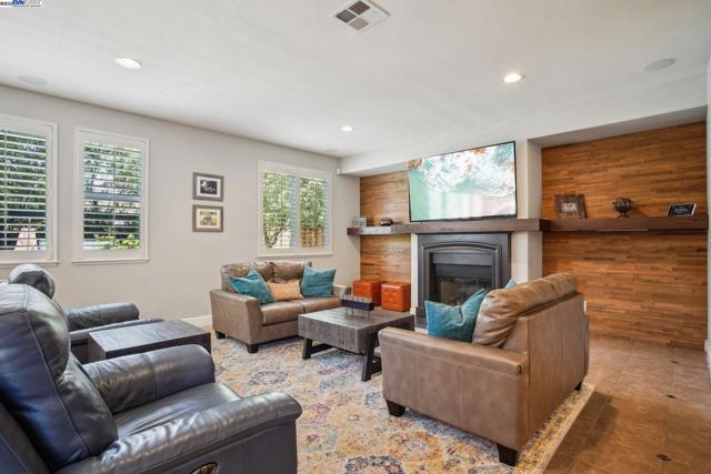 320 Oaks Bridge Pl, Pleasanton CA: https://media.crmls.org/mediaz/87ac7388-f1bf-4232-a08d-e63e3ac9c565.jpg