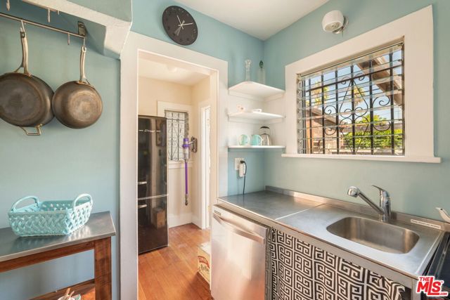 1315 Cabrillo Avenue, Venice CA: https://media.crmls.org/mediaz/87ad18e1-9279-47bf-86ab-7b7728cea80b.jpg