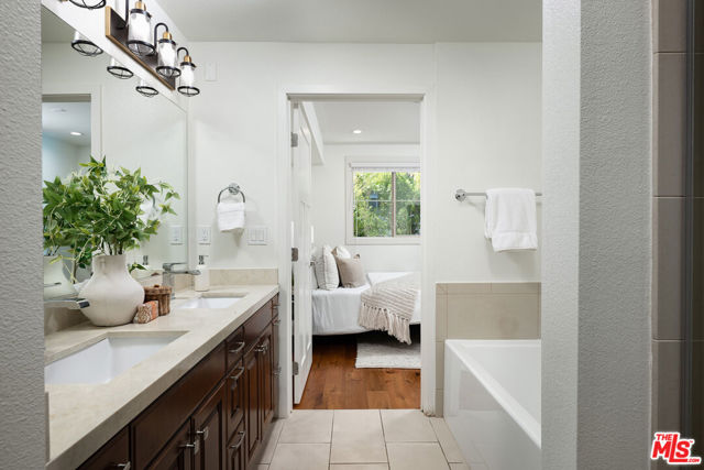 627 Deep Valley Drive, Rolling Hills Estates CA: https://media.crmls.org/mediaz/87ae1432-e218-4446-893c-328969f249a9.jpg