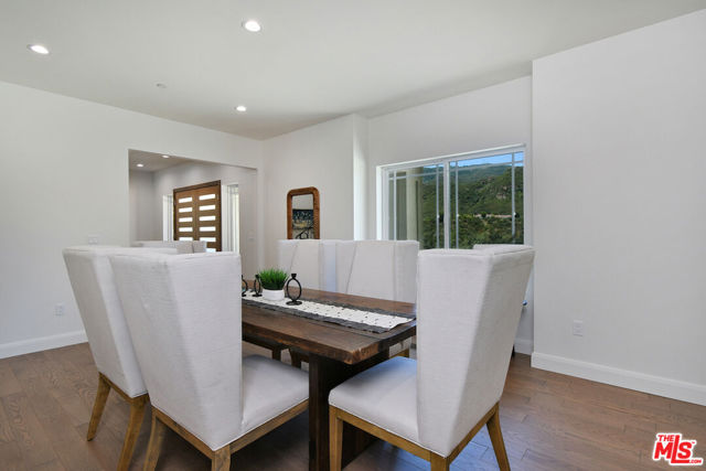 29677 Mulholland Highway, Agoura Hills CA: https://media.crmls.org/mediaz/87ae2e79-4dcd-47b9-a20d-6113e383bb88.jpg