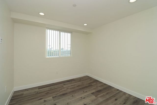 2121 S Burnside Avenue, Los Angeles CA: https://media.crmls.org/mediaz/87aed61a-9913-4c00-bdcf-84a65e17a22b.jpg