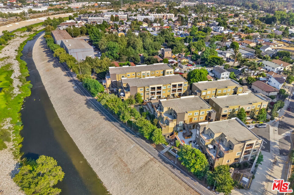 https://media.crmls.org/mediaz/87af065c-d5a1-4f97-b4e7-390216df7bdd.jpg?preset=X-Large