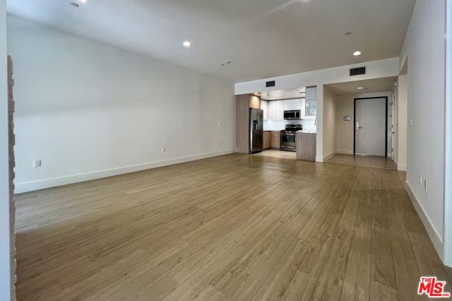 11715 W BELLAGIO Road, Los Angeles CA: https://media.crmls.org/mediaz/87af1e58-8737-4a78-8127-a7221c3f1ed9.jpg