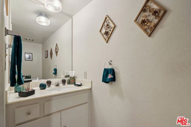 21620 Burbank Boulevard, Woodland Hills CA: https://media.crmls.org/mediaz/87b0030e-28d4-41c9-8035-0efa226ecc8b.jpg