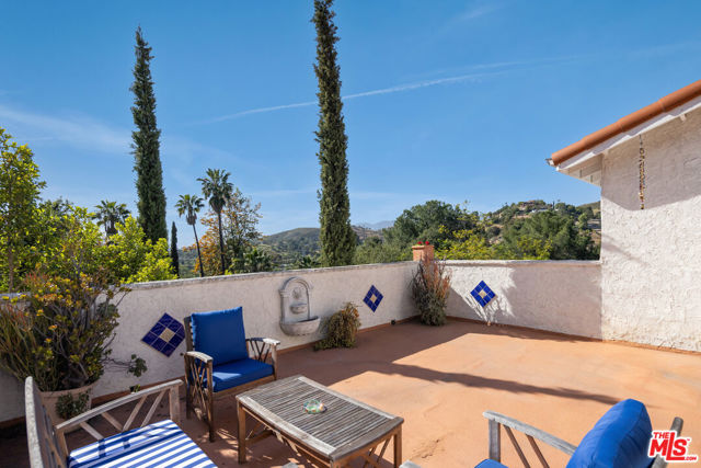 9732 Rotta Avenue, Sunland CA: https://media.crmls.org/mediaz/87b0ac01-eb94-4336-98bc-471ba16bdaea.jpg
