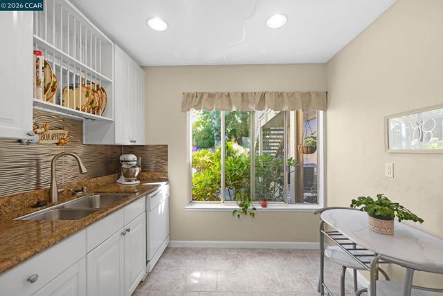 2055 Cactus Ct, Walnut Creek CA: https://media.crmls.org/mediaz/87b163b9-6cc7-4020-9e65-966c025925e3.jpg