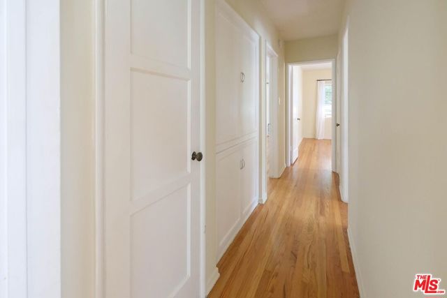 854 1/2 S Plymouth Boulevard, Los Angeles CA: https://media.crmls.org/mediaz/87b175b2-8458-429a-af6a-ea90ef93dcf9.jpg