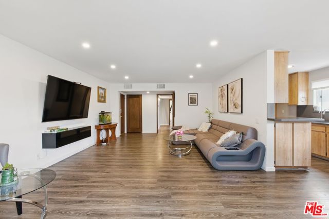 5400 Lindley Avenue, Encino CA: https://media.crmls.org/mediaz/87b289ae-0970-49be-9447-388ea773dbec.jpg