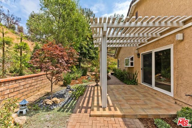 17181 Avenida De La Herradura, Pacific Palisades CA: https://media.crmls.org/mediaz/87b2bb1f-9dab-454e-8eec-61ca245d696e.jpg