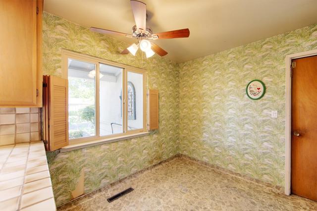 3810 Grove Avenue, Palo Alto CA: https://media.crmls.org/mediaz/87b2ffa8-391a-4d8b-aeaa-d1f625283763.jpg