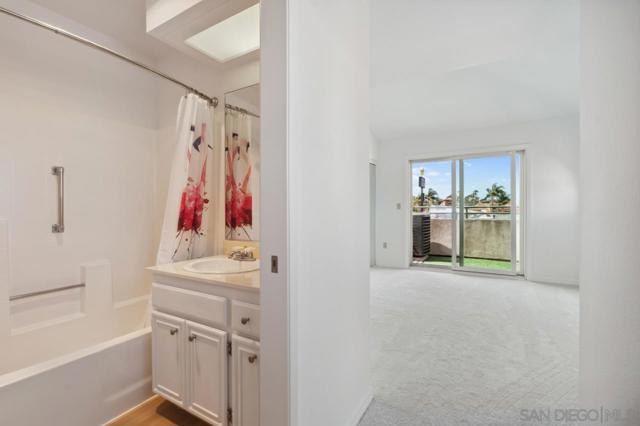 1268 Essex St, San Diego CA: https://media.crmls.org/mediaz/87b32441-5008-40bd-9401-bb560468d75a.jpg