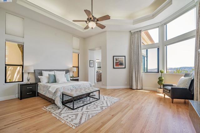 530 Oakshire Pl, Alamo CA: https://media.crmls.org/mediaz/87b3cf42-08ac-42f3-9943-472acebba816.jpg