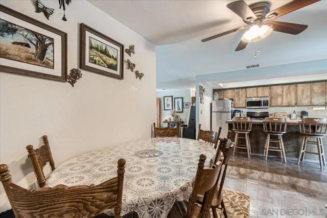 531 Silverbrook Dr, El Cajon CA: https://media.crmls.org/mediaz/87b40207-3a7f-4805-bad7-9621ea26252a.jpg