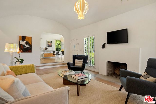 440 19th Street, Santa Monica CA: https://media.crmls.org/mediaz/87b5840e-dead-4710-be2c-a00f0391673f.jpg