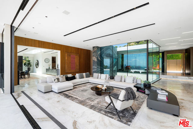 1108 Wallace, Beverly Hills CA: https://media.crmls.org/mediaz/87b5acd3-1237-4662-82f4-8cb7f01375f0.jpg