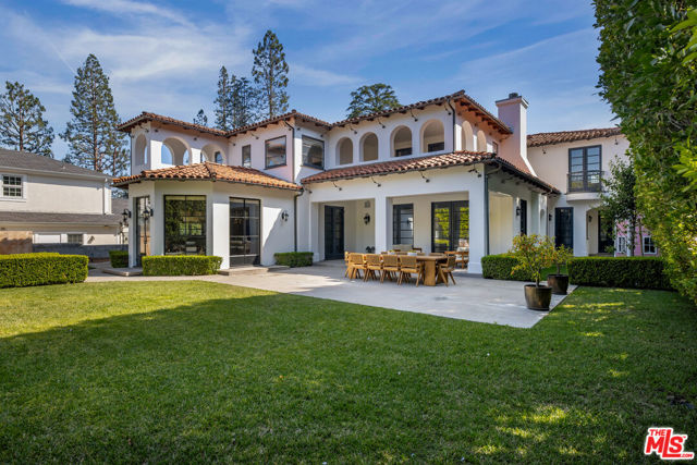 706 N Crescent Drive, Beverly Hills CA: https://media.crmls.org/mediaz/87b640b6-3b2a-4605-9f89-f248d75b17f1.jpg