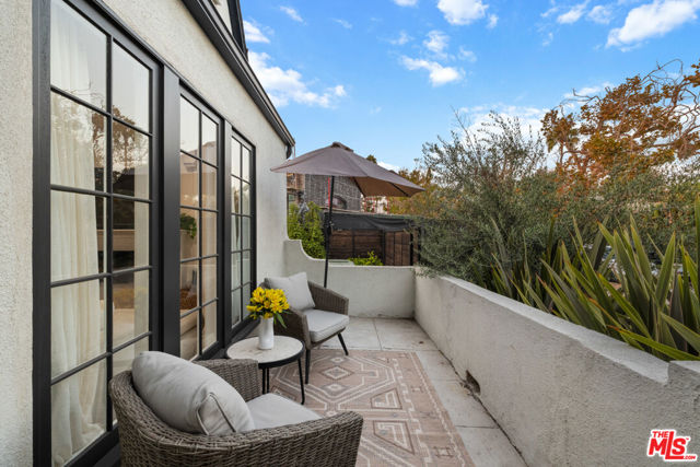 821 S Cloverdale Avenue, Los Angeles CA: https://media.crmls.org/mediaz/87b65e25-6055-4a67-8b6d-15a0e1151653.jpg