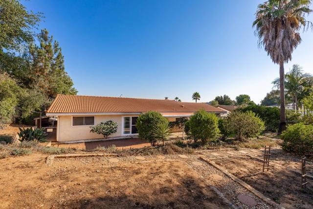 10506 Moon View Way, Escondido CA: https://media.crmls.org/mediaz/87b6d144-9c1a-4107-abb9-19a408898101.jpg