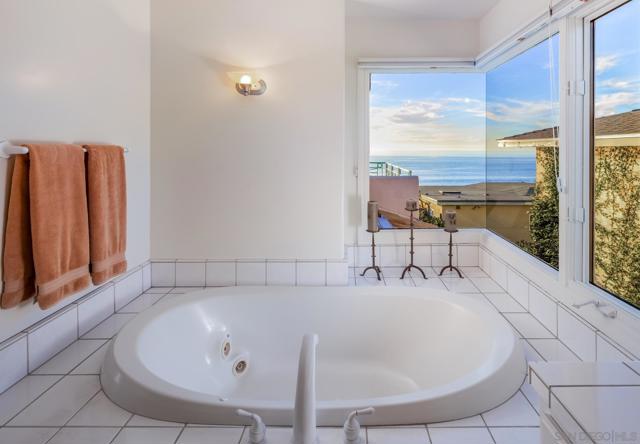 538 4th St, Encinitas CA: https://media.crmls.org/mediaz/87b75e6b-051b-4529-87ba-87401ee56110.jpg