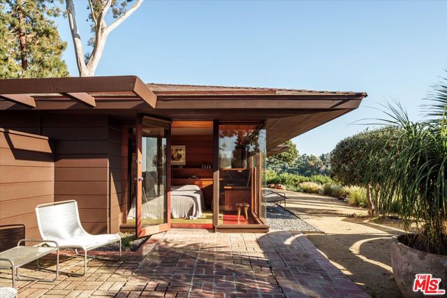 4260 Sea View Lane, Los Angeles CA: https://media.crmls.org/mediaz/87b99f1b-1d08-493d-a2a4-ca047280c8de.jpg