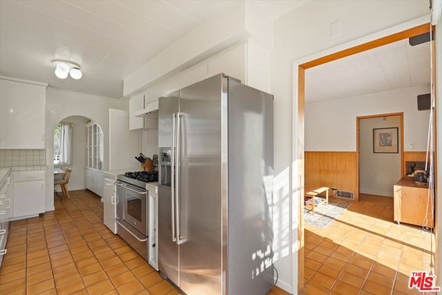 1903 Holmby Avenue, Los Angeles CA: https://media.crmls.org/mediaz/87bb25c5-f468-4827-8543-38ebebaa600c.jpg